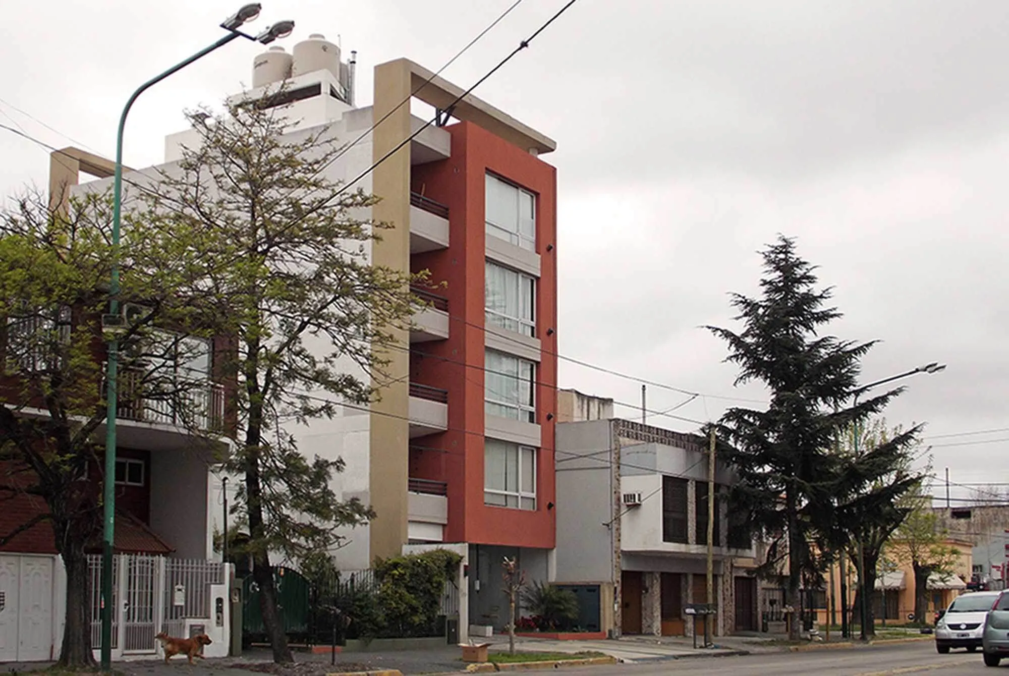 Vista exterior del proyecto Edificio Alsina I, Banfield, Buenos Aires, Argentina.