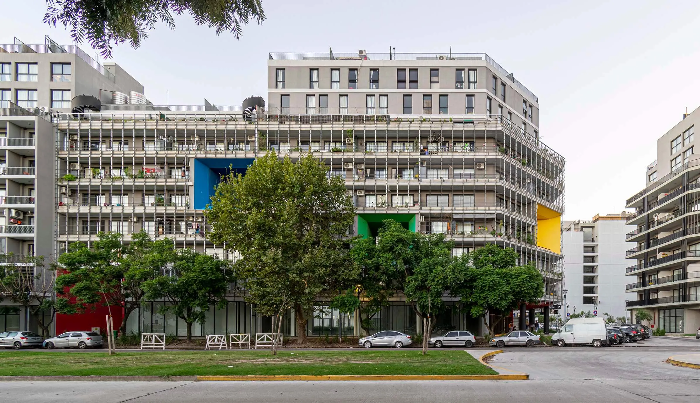 Vista exterior del proyecto Viviendas Villa Olímpica, Ciudad de Buenos Aires, Argentina.