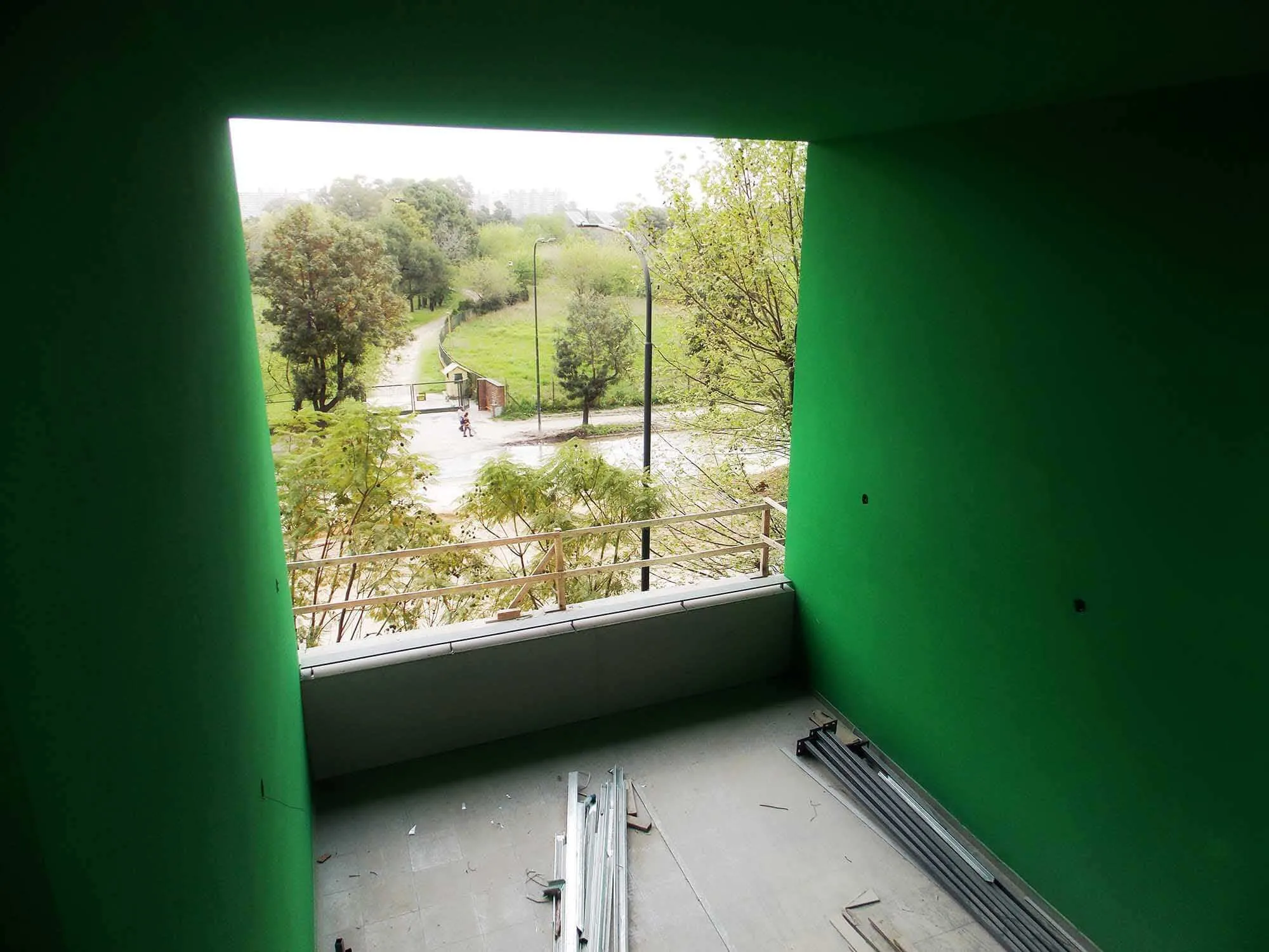 Vista hacia el entorno urbano desde balcon comun principal - Viviendas Villa Olímpica, Ciudad de Buenos Aires, Argentina.